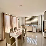 Shkreli Private Entrance Duplex Apartment , Partial Sea View, 3 Min From The Beach Appartamento *