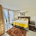 公寓 Shkreli Private Entrance Duplex Apartment , Partial Sea View, 3 Min From The Beach *
