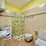 Shkreli Private Entrance Duplex Apartment , Partial Sea View, 3 Min From The Beach 公寓 Sarandë