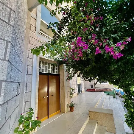 Shkreli Private Entrance Duplex Apartment , Partial Sea View, 3 Min From The Beach شقة *