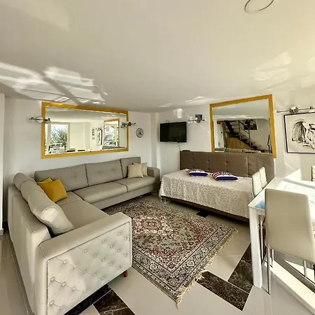 شقة Shkreli Private Entrance Duplex Apartment , Partial Sea View, 3 Min From The Beach *