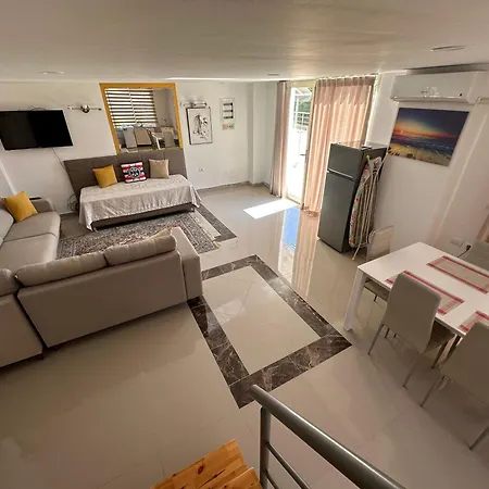 Daire Shkreli Private Entrance Duplex , Partial Sea View, 3 Min From The *